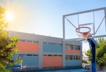 Περισσότερα φυλασσόμενα σχολικά προαύλια ανοίγουν φέτος