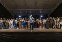 Λαμπερή μουσικοχορευτική παράσταση