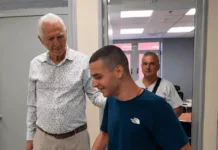 Δήμαρχος Περιστερίου συνεχάρη μαθητή ΑμεΑ για την εισαγωγή του στο Πανεπιστήμιο