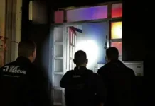 Έφοδοι της Ελ.ας. σε σφραγισμένους οίκους ανοχής στην Αττική: 26 συλλήψεις και έλεγχοι για trafficking Περιπολικό της Ελληνικής Αστυνομίας έξω από κτίριο στην Αττική