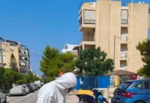 Έκτακτος ψεκασμός στην Αργυρούπολη μετά από επιβεβαιωμένο κρούσμα ιού του Δυτικού Νείλου Εργασίες ψεκασμού για κουνούπια σε δρόμο της Αργυρούπολης