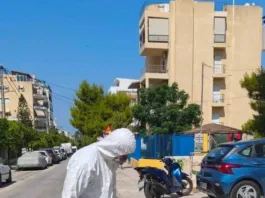 Εργασίες ψεκασμού για κουνούπια σε δρόμο της Αργυρούπολης