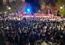 Ατελείωτος χορός στον ρυθμό του Νίκου Ζωιδάκη, στην κατάμεστη πλατεία Σουρμένων