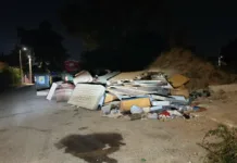 Ανεξέλεγκτη απόθεση ογκωδών αντικειμένων επιβαρύνει την καθαριότητα στις Αχαρνές Ογκώδη αντικείμενα σε δρόμο των Αχαρνών
