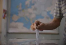 Δημοσκόπηση Real Polls: Άνοδος για τη ΝΔ, απώλειες για την ΕΛΑΣ μετά τη ΔΕΘ Κάλπη με ψηφοδέλτια σε εκλογικό κέντρο