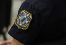 Σύλληψη αστυνομικού στον Βόλο για δωροληψία και διαγραφή τροχονομικών παραβάσεων Περιπολικό της ΕΛ.ΑΣ. έξω από κτίριο αστυνομικού τμήματος