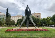 Ο Δήμος Αθηναίων παραδίδει ανανεωμένη πλατεία Κλαυθμώνος με 30 νέα δέντρα και 1.668 θάμνους