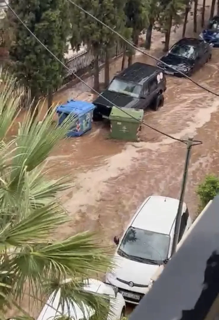 Εύβοια, Πολιτικά: Απεγκλωβισμός δύο ατόμων από όχημα μετά την έντονη βροχόπτωση